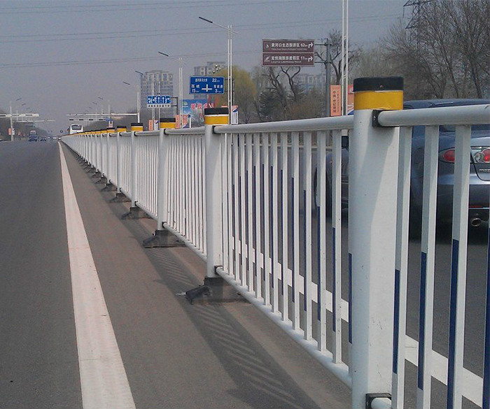 道路中心隔离护栏