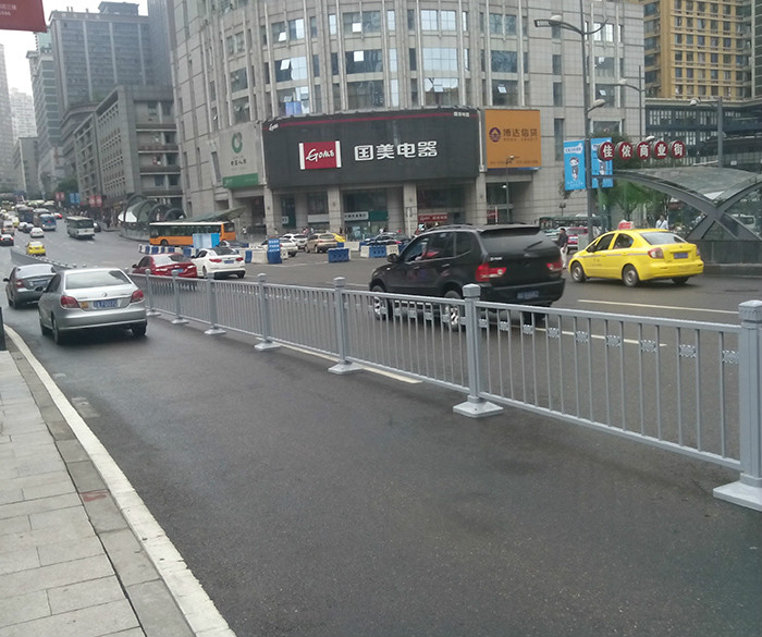 道路中心隔离护栏