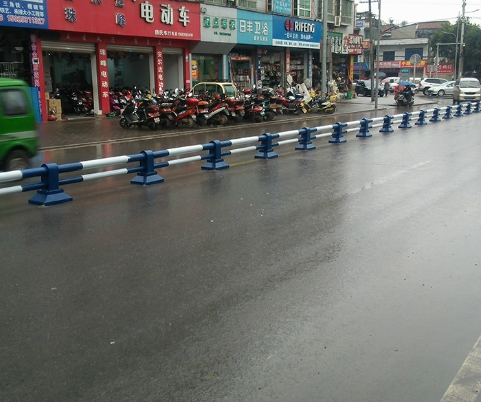 道路中心隔离栏