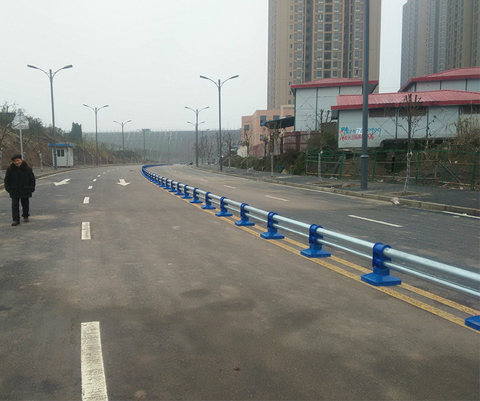 道路中心隔离栏