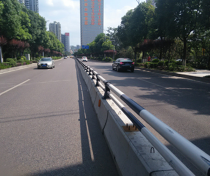 水泥隔离防撞护栏