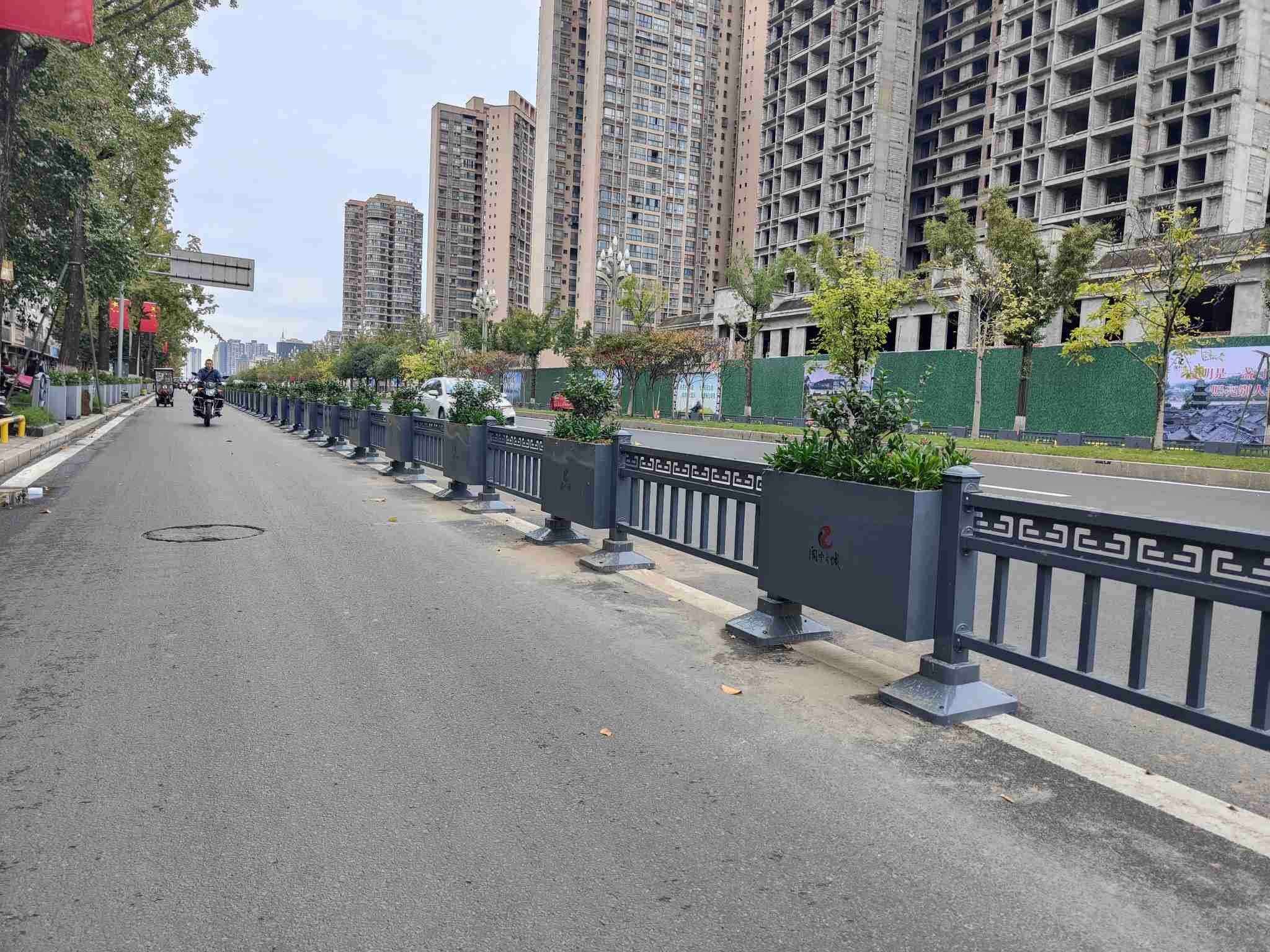 阆中市文旅大会花箱隔离护栏