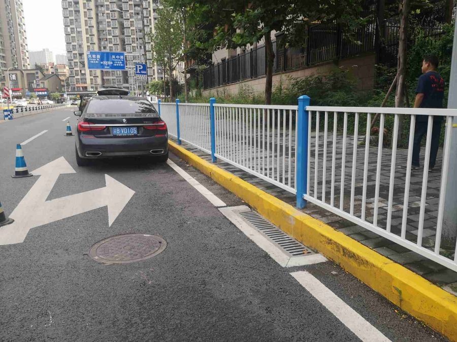 沙坪坝区-凤鸣山片区人行道护栏施工案例